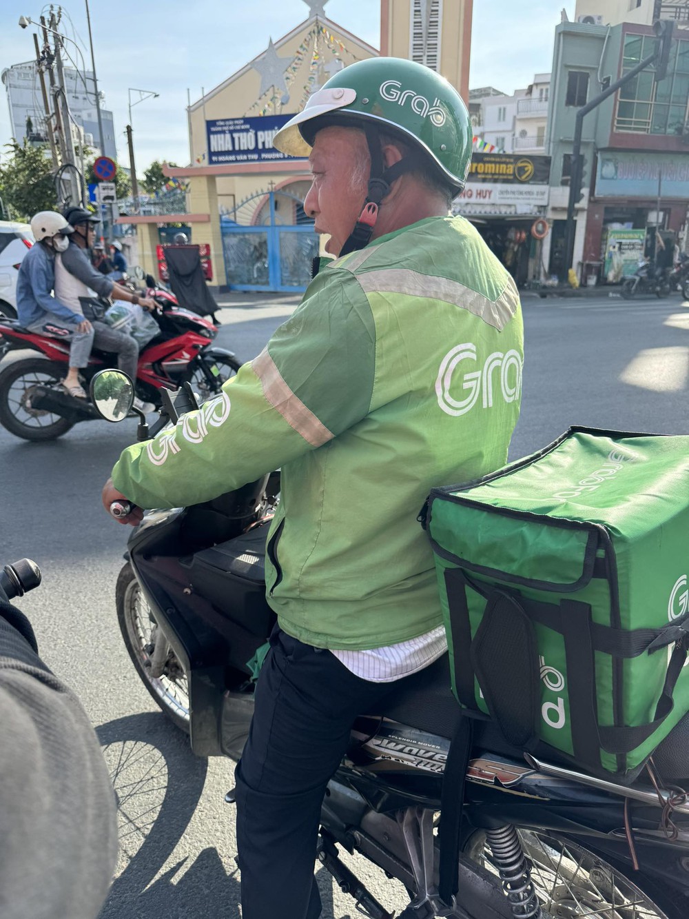 Mặt đỏ, giọng như say rượu, bác xe ôm già bị hủy chuyến, khóa app và sự thật đau lòng phía sau-1