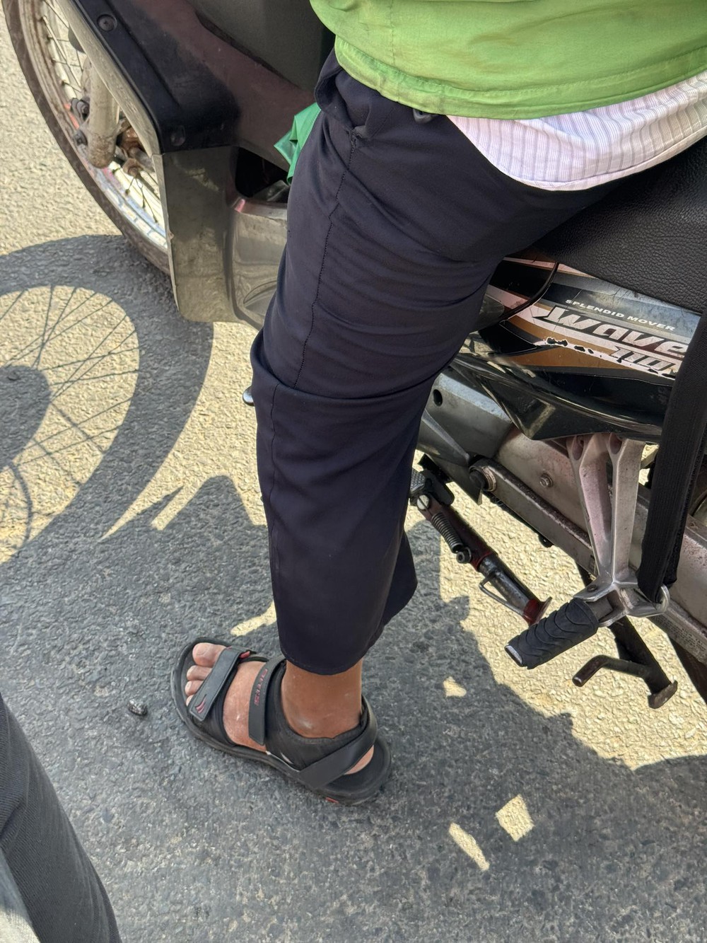 Mặt đỏ, giọng như say rượu, bác xe ôm già bị hủy chuyến, khóa app và sự thật đau lòng phía sau-2