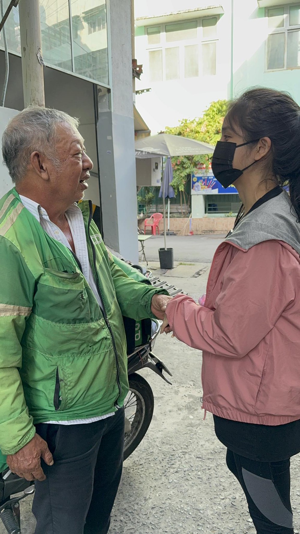 Mặt đỏ, giọng như say rượu, bác xe ôm già bị hủy chuyến, khóa app và sự thật đau lòng phía sau-3