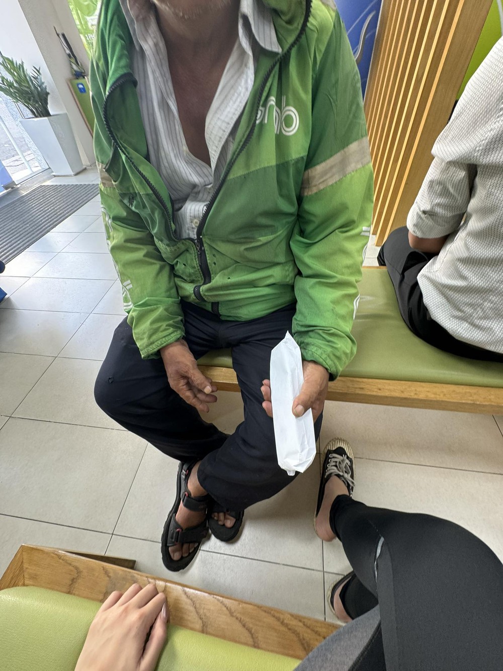 Mặt đỏ, giọng như say rượu, bác xe ôm già bị hủy chuyến, khóa app và sự thật đau lòng phía sau-4