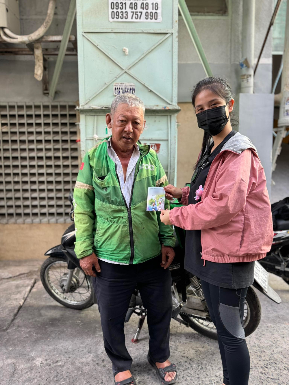 Mặt đỏ, giọng như say rượu, bác xe ôm già bị hủy chuyến, khóa app và sự thật đau lòng phía sau-5