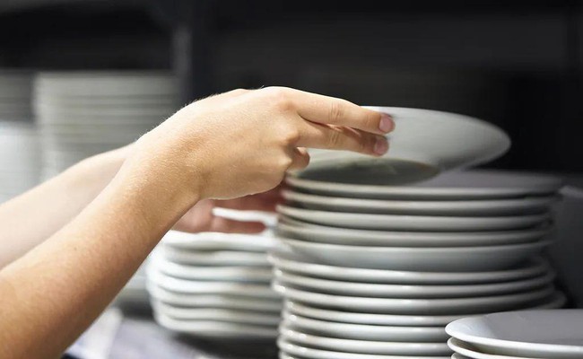 Đầu bếp nhà hàng chỉ ra 3 sai lầm trong thao tác rửa và sắp xếp bát đĩa khiến vi khuẩn sinh sôi-2