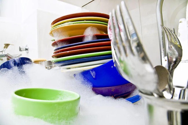 Đầu bếp nhà hàng chỉ ra 3 sai lầm trong thao tác rửa và sắp xếp bát đĩa khiến vi khuẩn sinh sôi-4