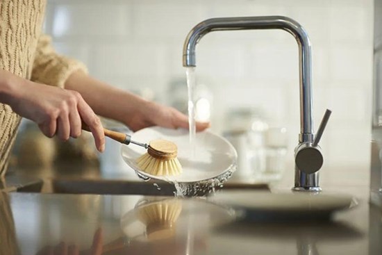 Đầu bếp nhà hàng chỉ ra 3 sai lầm trong thao tác rửa và sắp xếp bát đĩa khiến vi khuẩn sinh sôi