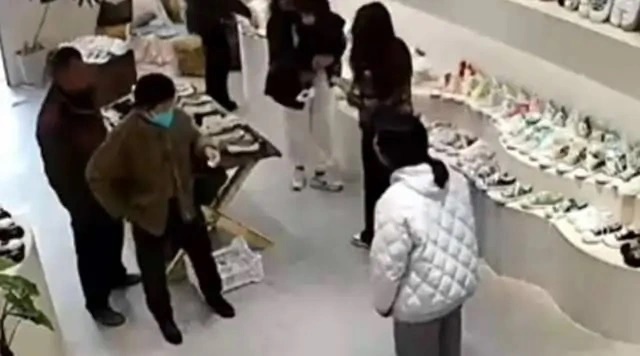 Sau khi chứng kiến cảnh mẹ mua giày cho con gái, tôi mới hiểu vì sao một số trẻ lớn lên không biết ơn-1