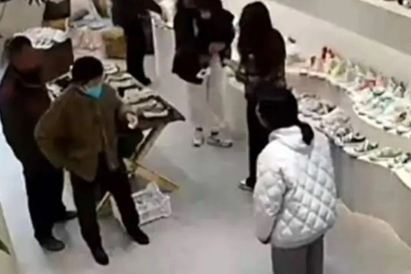 Hai cặp sinh đôi bị y tá bế nhầm, 27 năm sau mới đoàn tụ: Môi trường giáo dục khiến cuộc sống của 4 người quá cách biệt-2