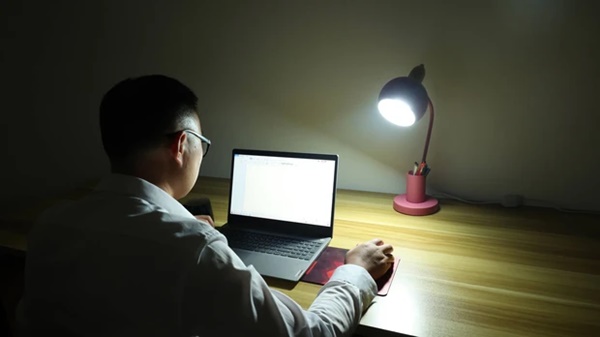 Người thường xuyên thức khuya có 4 dấu hiệu này thì cần ngừng lại ngay kẻo đột tử-1
