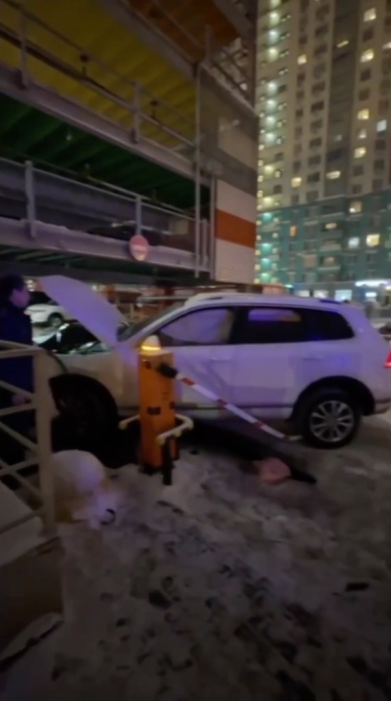 Ô tô đâm bay lan can, lao từ trên tầng 4 bãi đỗ xe xuống đất, thứ tìm được trong xe gây chú ý-1