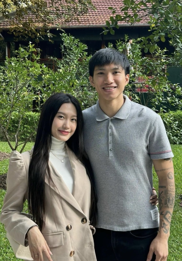 Doãn Hải My - Đoàn Văn Hậu cùng mẹ đi tham quan, nhìn cử chỉ biết ngay nàng WAG yêu chồng thế nào-1