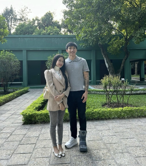 Doãn Hải My - Đoàn Văn Hậu cùng mẹ đi tham quan, nhìn cử chỉ biết ngay nàng WAG yêu chồng thế nào-2