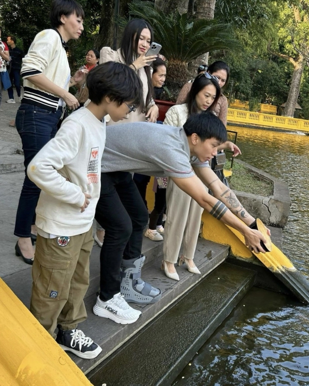 Doãn Hải My - Đoàn Văn Hậu cùng mẹ đi tham quan, nhìn cử chỉ biết ngay nàng WAG yêu chồng thế nào-3