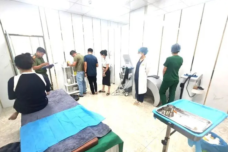 Nhân viên thẩm mỹ chỉ học hết lớp 12 nâng ngực cho khách bị phạt 35 triệu đồng-1