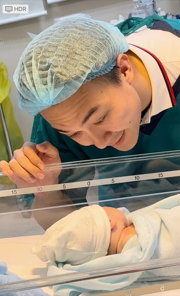 Hoa hậu Ngân Anh tiết lộ ca sinh con 12 tiếng: Không thở được và sốt rét nhiều giờ, chồng biên tập viên khóc nức nở-6