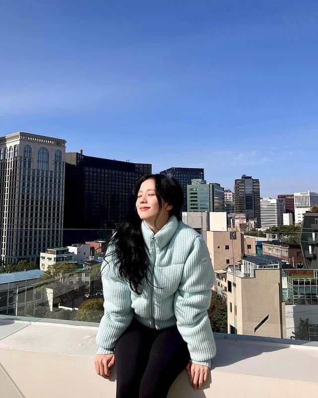 Nâng tầm style với 9 cách lên đồ mùa lạnh của sao Hàn dạo gần đây-5