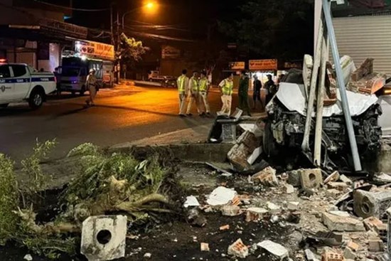 Nữ tài xế tông sập hiên nhà khi chở chồng đi nhậu trở về