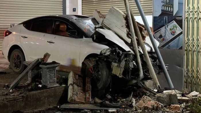 Nữ tài xế tông sập hiên nhà khi chở chồng đi nhậu trở về-1