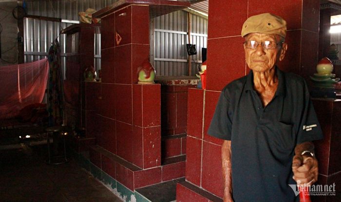 Cụ ông 101 tuổi ở Long An dựng nhà mồ, sống một mình cùng 7 ngôi mộ-1