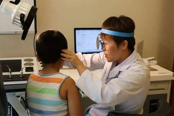 Gián bò vào tai con, mẹ xử lý thông minh giúp bé thoát nạn-1