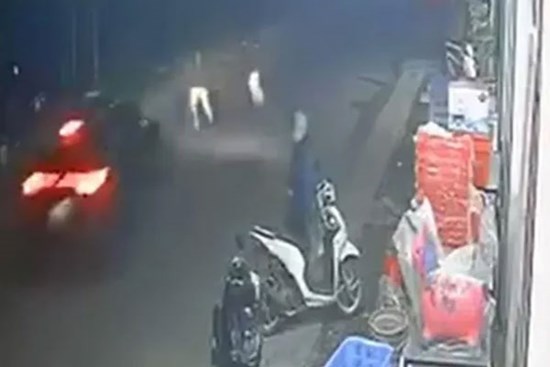 Hai CSGT bị ô tô húc văng khi đang kiểm tra, xử lý vi phạm nồng độ cồn