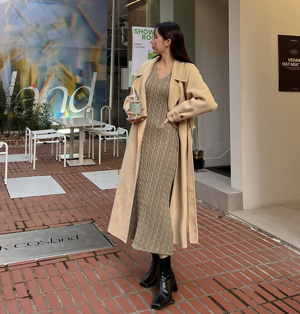 10 cách mặc áo khoác và váy liền ấm áp, sành điệu trong mùa lạnh-6