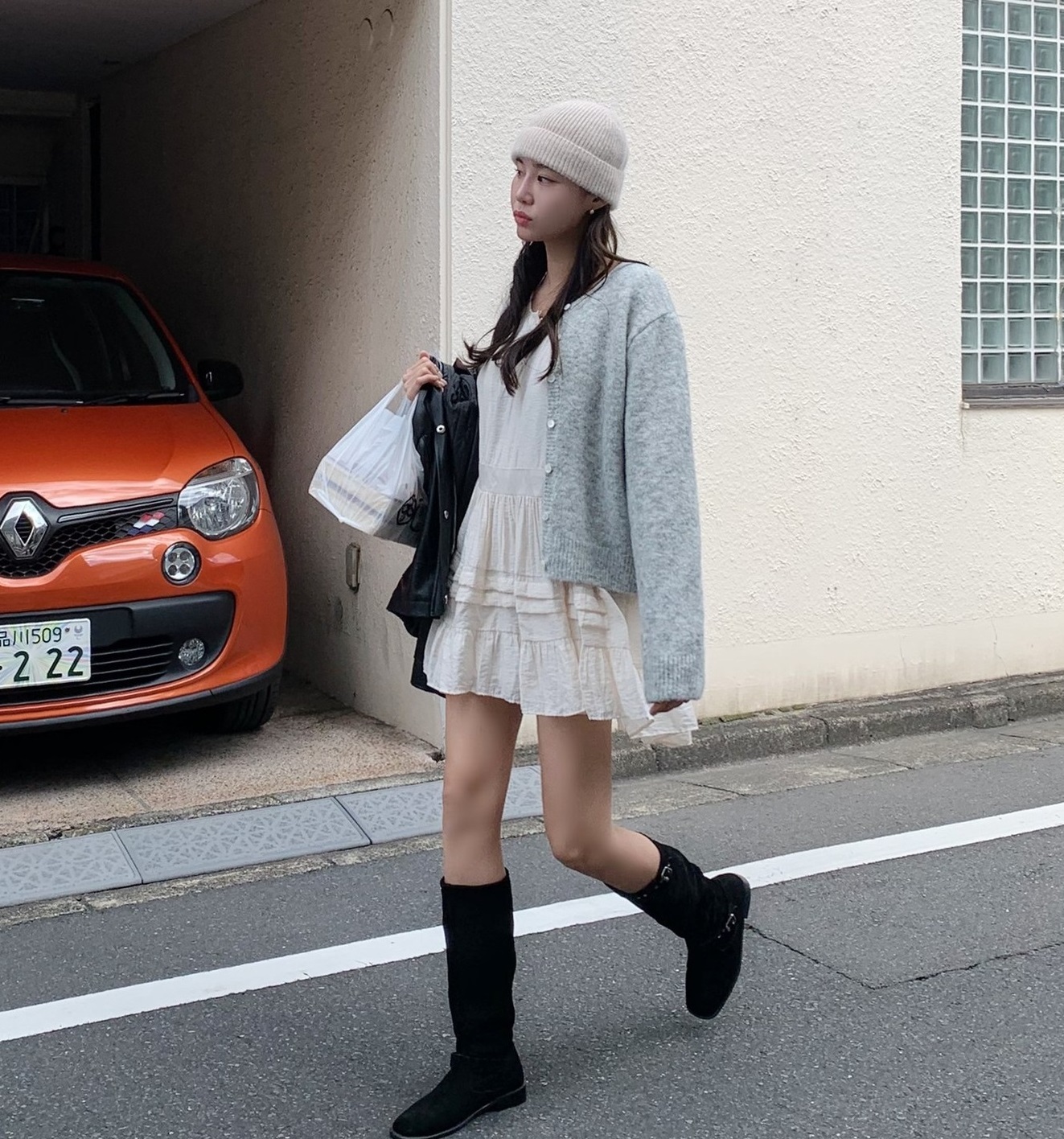 10 cách mặc áo khoác và váy liền ấm áp, sành điệu trong mùa lạnh-8