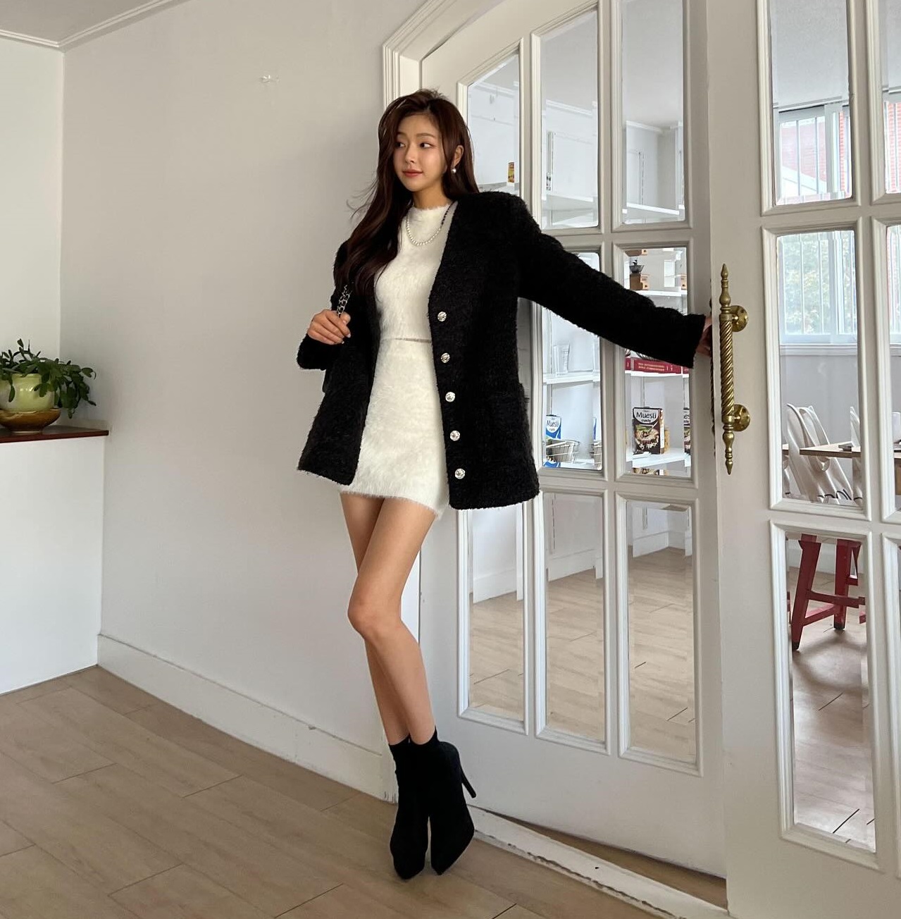 10 cách mặc áo khoác và váy liền ấm áp, sành điệu trong mùa lạnh-9