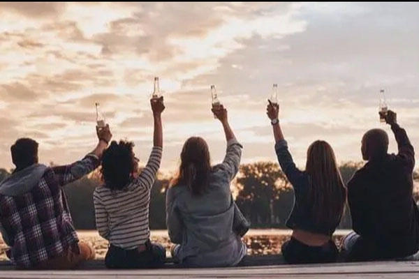 U40 đi ăn tất niên cùng bạn học cũ: Ai cũng tranh bao cả bàn, khoe nhà đẹp, xe sang nhưng cuối cùng đều bẽ mặt vì 1 điều-3