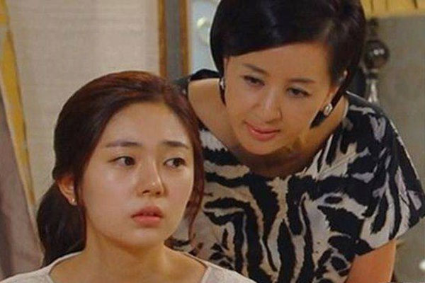 Bất ngờ nhận được khoản tiền lớn từ mẹ chồng, con dâu sửng sốt khi biết tiền đó từ đâu ra-1