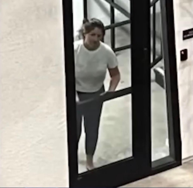 Trở về sau kỳ nghỉ, người phụ nữ tá hỏa phát hiện nhà có trộm, càng khiếp đảm hơn khi nhìn rõ mặt của thủ phạm trong tủ quần áo-1