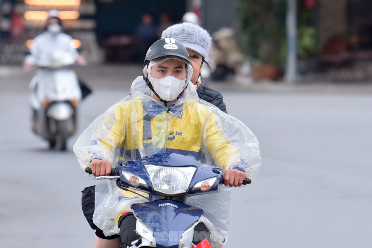 Không khí lạnh đổ bộ, người Hà Nội mặc áo ấm, quàng khăn kín mít ra đường-2