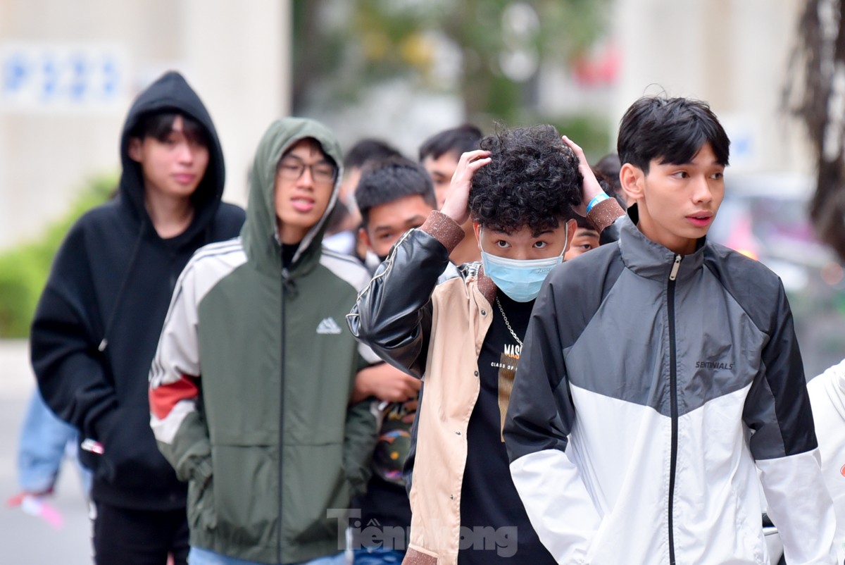 Không khí lạnh đổ bộ, người Hà Nội mặc áo ấm, quàng khăn kín mít ra đường-3