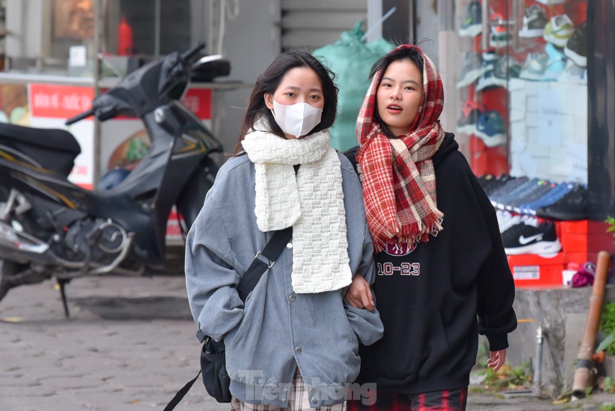 Không khí lạnh đổ bộ, người Hà Nội mặc áo ấm, quàng khăn kín mít ra đường-5