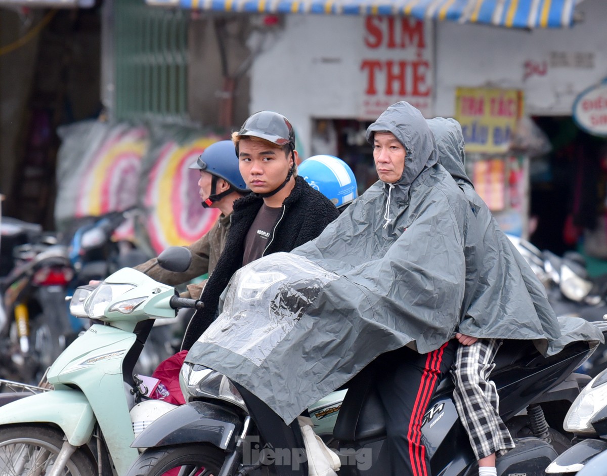 Không khí lạnh đổ bộ, người Hà Nội mặc áo ấm, quàng khăn kín mít ra đường-7