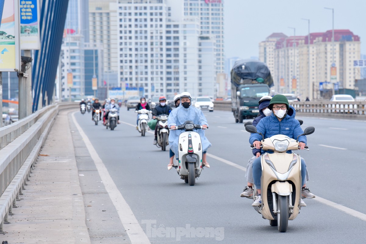 Không khí lạnh đổ bộ, người Hà Nội mặc áo ấm, quàng khăn kín mít ra đường-8