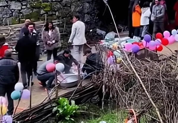 Gần Tết đưa người yêu về ra mắt, cô gái sững sờ khi bố mẹ đòi đưa bạn trai đi làm xét nghiệm ADN-4