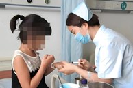 Cô con gái 13 tuổi bị chê có thân hình 'bốc mùi', sau khi khám, bác sĩ giận dữ tố người mẹ quá vô trách nhiệm