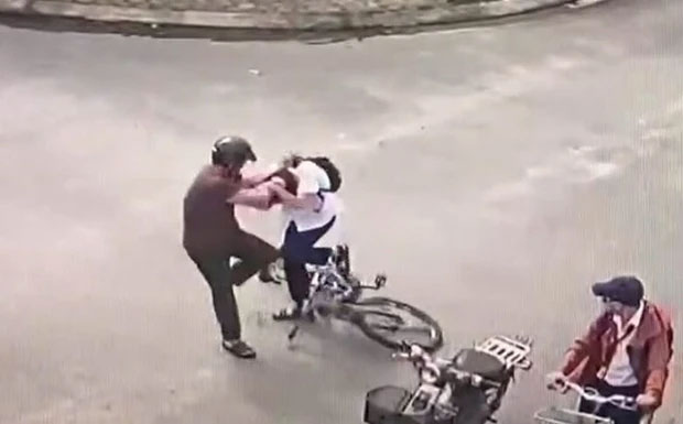 Một học sinh lớp 9 bị cha của bạn đánh phải nhập viện cấp cứu-1