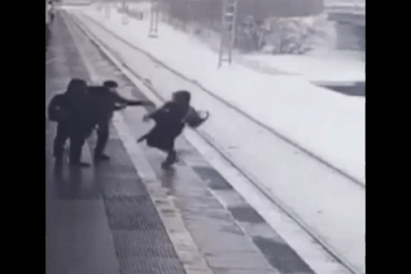 Clip: Không chú ý quan sát, người đàn ông đâm thẳng vào thanh chắn tàu-1