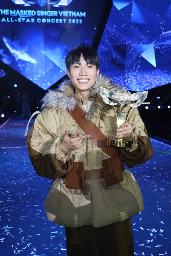 Anh Tú - Quán quân Ca Sĩ Mặt Nạ mùa 2: Từ cậu bé hát đám cưới trở thành Voi Bản Đôn sở hữu 350 triệu view!-1