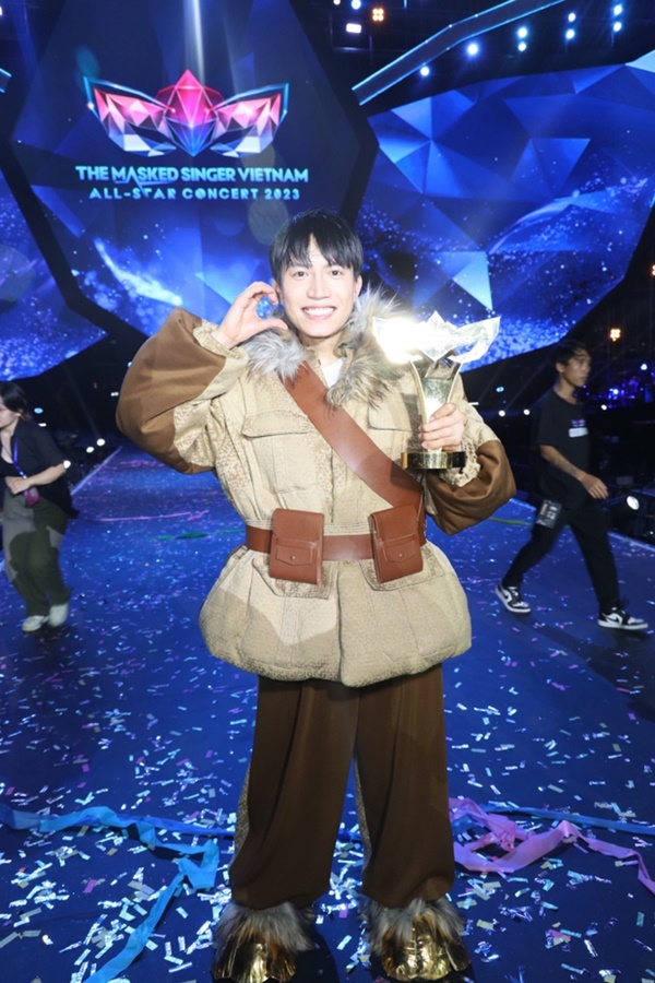 Anh Tú - Quán quân Ca Sĩ Mặt Nạ mùa 2: Từ cậu bé hát đám cưới trở thành Voi Bản Đôn sở hữu 350 triệu view!-2