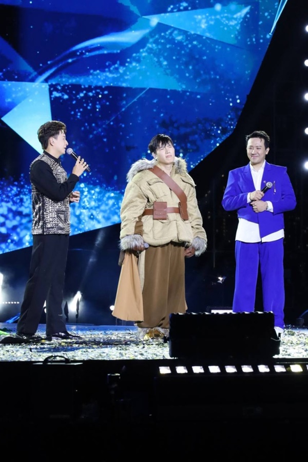 Anh Tú - Quán quân Ca Sĩ Mặt Nạ mùa 2: Từ cậu bé hát đám cưới trở thành Voi Bản Đôn sở hữu 350 triệu view!-4