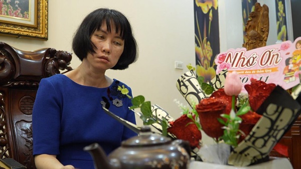 Vợ trẻ đẹp bỗng bị khiếm thị và điếc, thầy giáo dạy toán một lòng chăm sóc suốt 16 năm-7