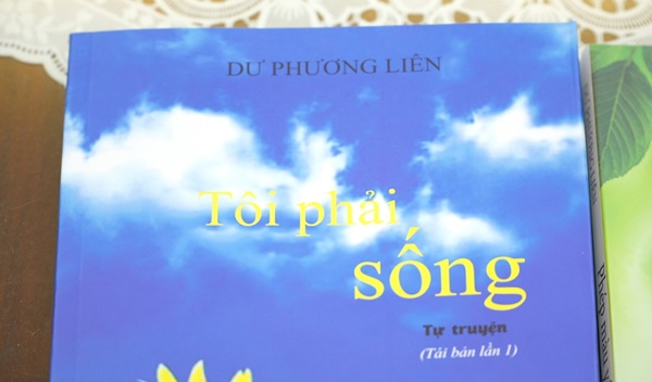 Vợ trẻ đẹp bỗng bị khiếm thị và điếc, thầy giáo dạy toán một lòng chăm sóc suốt 16 năm-8