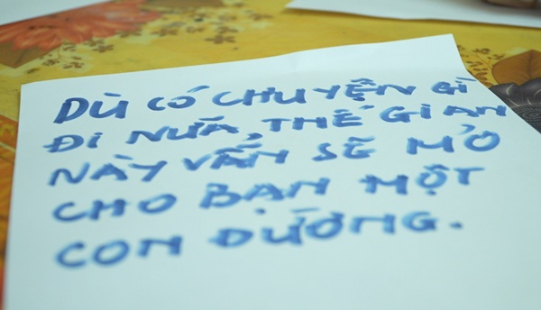 Vợ trẻ đẹp bỗng bị khiếm thị và điếc, thầy giáo dạy toán một lòng chăm sóc suốt 16 năm-9