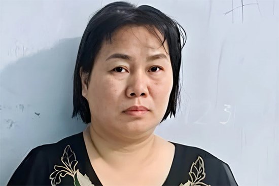 Chủ khách sạn điều hành ổ mại dâm, thuê thợ chụp ảnh các cô gái để mời gọi khách
