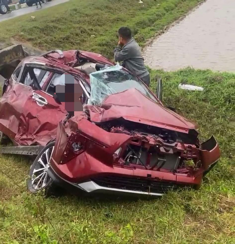 Ô tô 7 chỗ va chạm xe tải: Cạy cửa cứu nhiều người, 1 bé gái tử vong-1