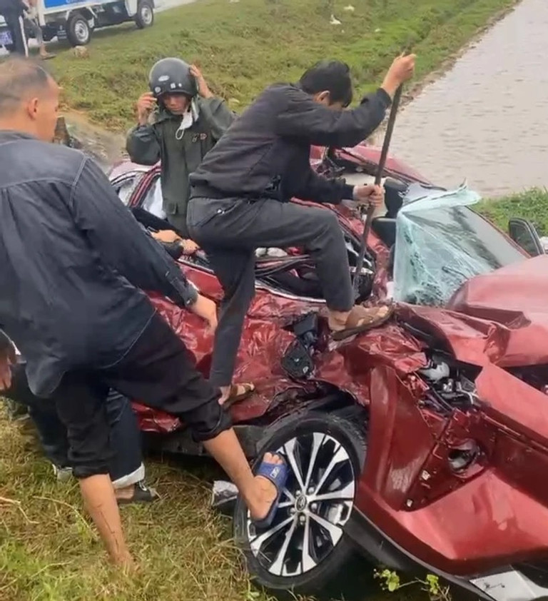 Ô tô 7 chỗ va chạm xe tải: Cạy cửa cứu nhiều người, 1 bé gái tử vong-2