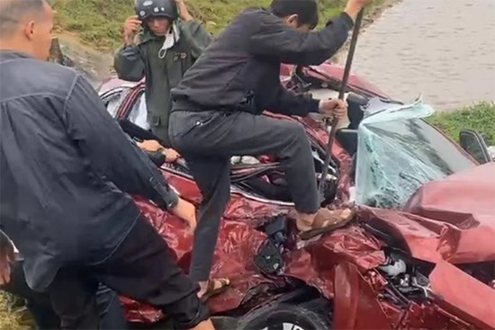 Ô tô 7 chỗ va chạm xe tải: Cạy cửa cứu nhiều người, 1 bé gái tử vong