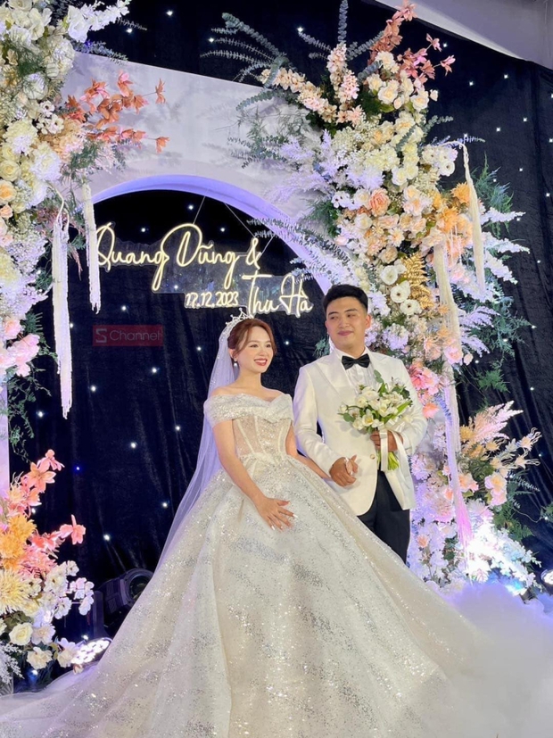 Đám cưới Hà Mã Tấu: Cô dâu xuất hiện với visual xuất sắc, rơi nước mắt khi bố dắt lên lễ đường-1