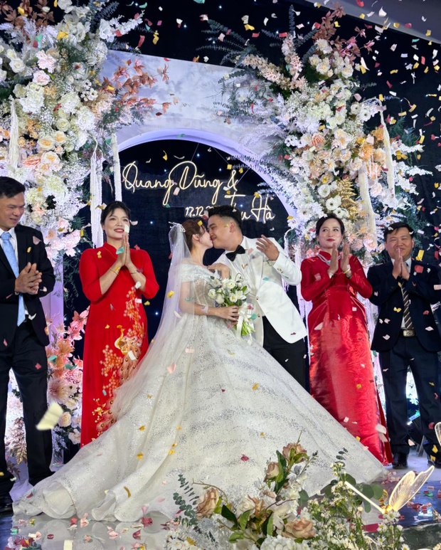 Đám cưới Hà Mã Tấu: Cô dâu xuất hiện với visual xuất sắc, rơi nước mắt khi bố dắt lên lễ đường-2